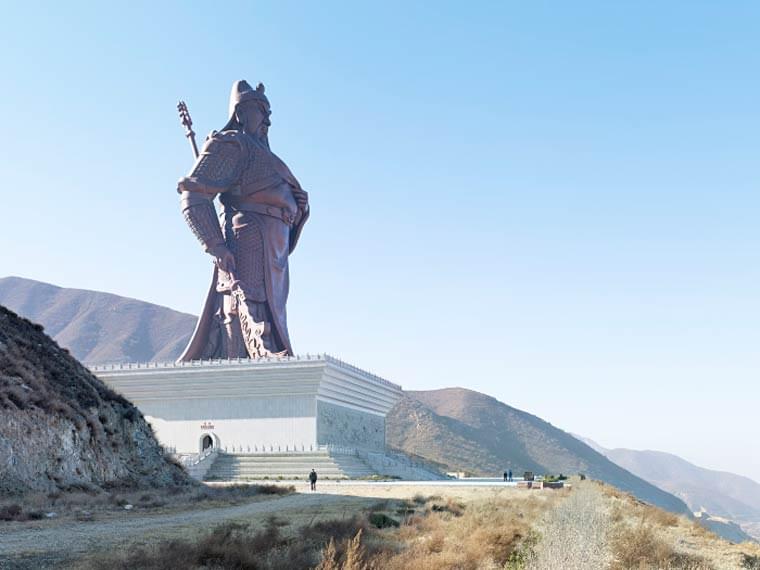 Colosses – The gigantic sculptures photographed by Fabrice Fouillet