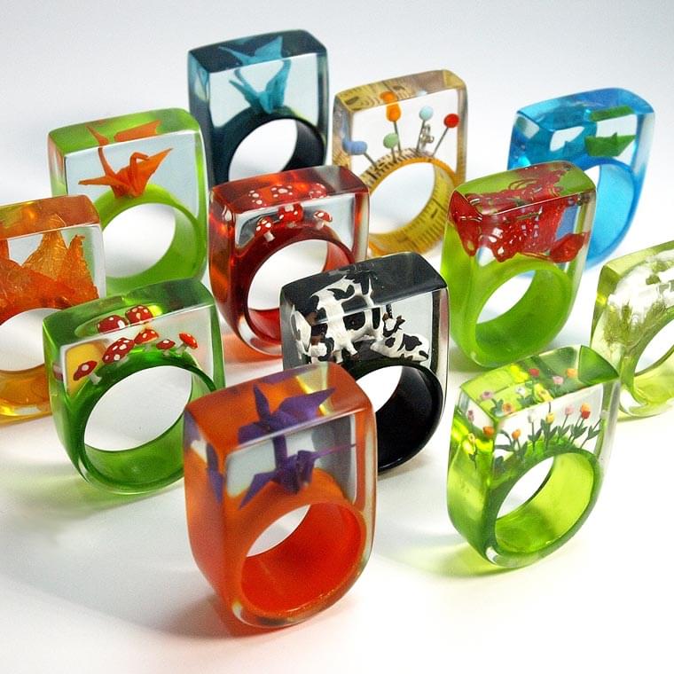 Diorama Jewelry – A designer inserts miniature scenes into her cute jewelry