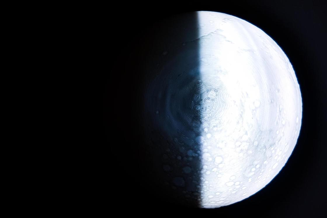 MoonPhase Lamp – This lamp displays the phases of the Moon in real time