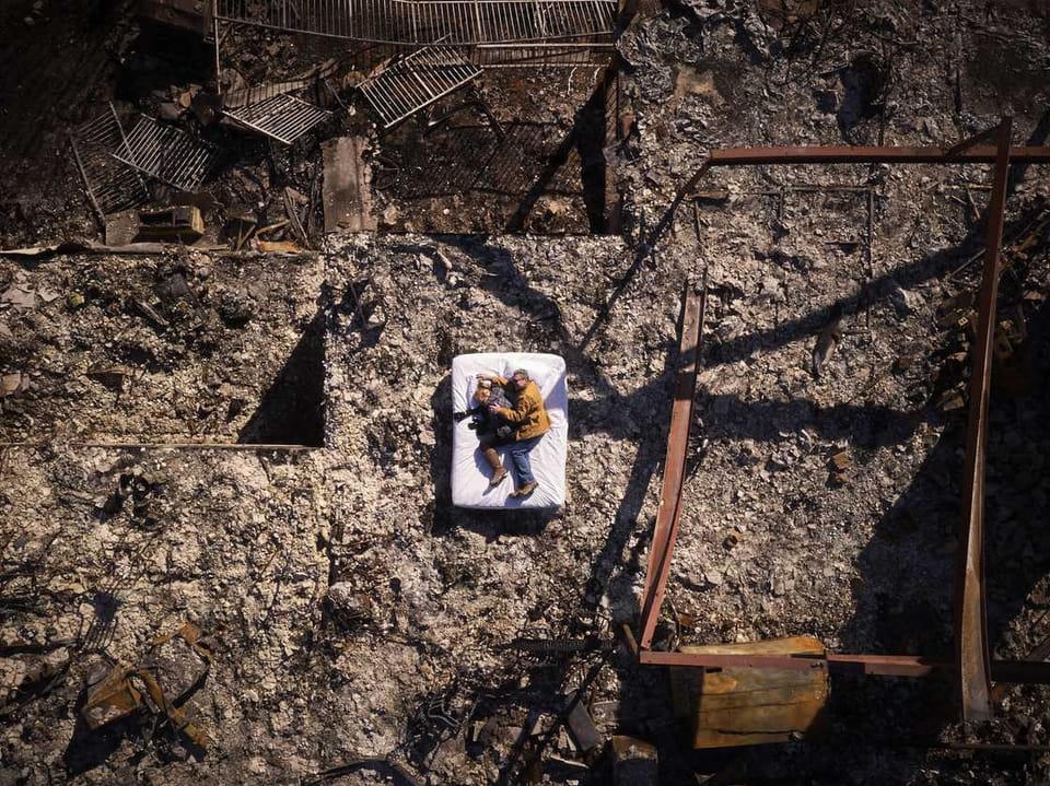 When the victims of forest fire pose in the ruins of their houses