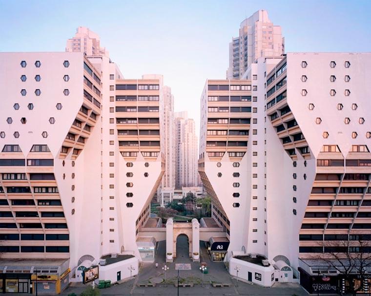 Souvenir d’un futur – Documenting the retrofuturistic buildings around Paris