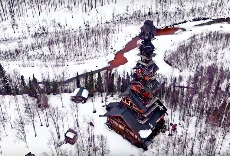 This guy just built alone a massive 55 meters high cabin in Alaska
